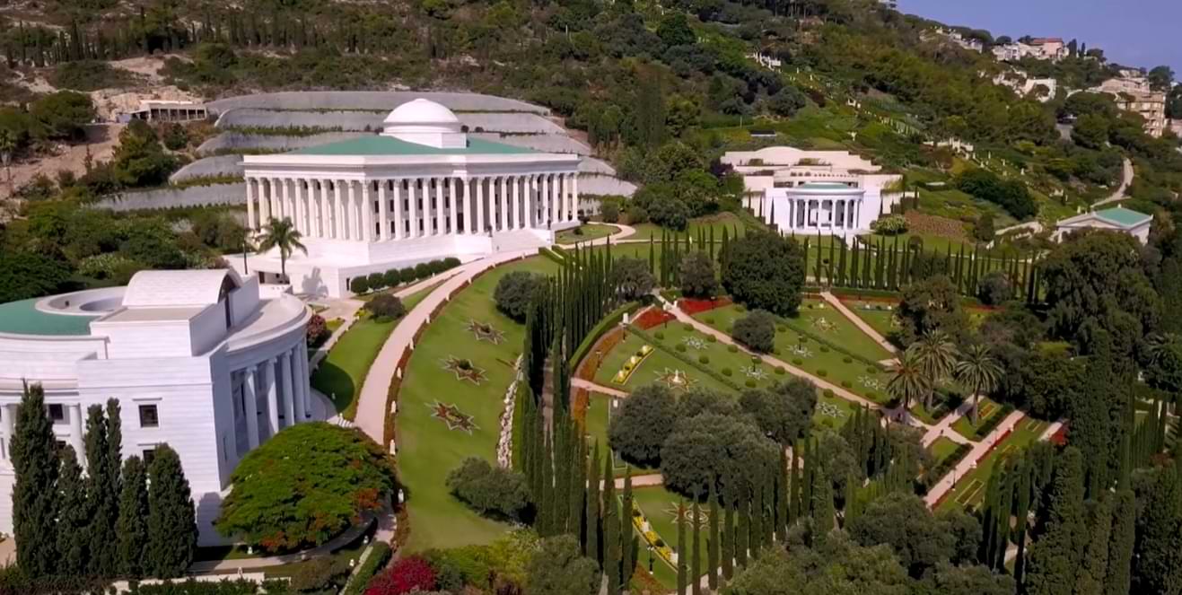 Πανοραμική αεροφωτογραφία των Παγκόσμιων Διοικητικών Κτιρίων Μπαχάι και των βαθμιδωτών κήπων στο Όρος Κάρμηλος στη Χάιφα, περιβαλλόμενων από πυκνή πράσινη βλάστηση
