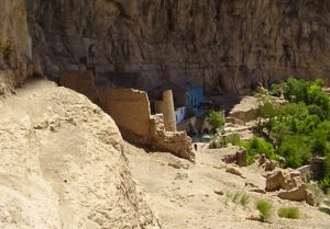 Άποψη του απόκρημνου βράχου και των ερειπίων του Κάστρου του Μα-Κου, όπου φυλακίστηκε ο Μπάμπ.