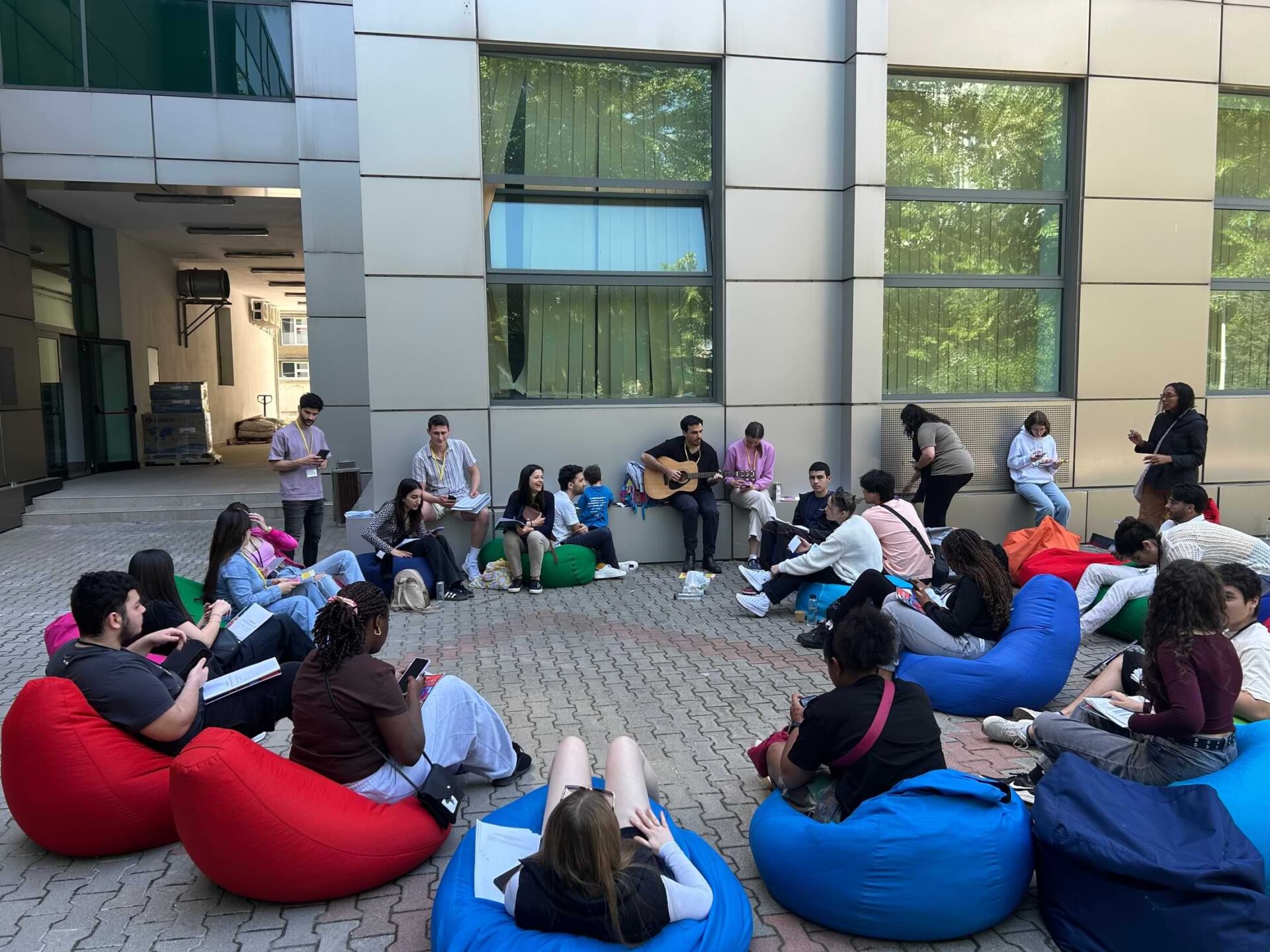 Ενα διευρυνόμενο κίνημα νέων