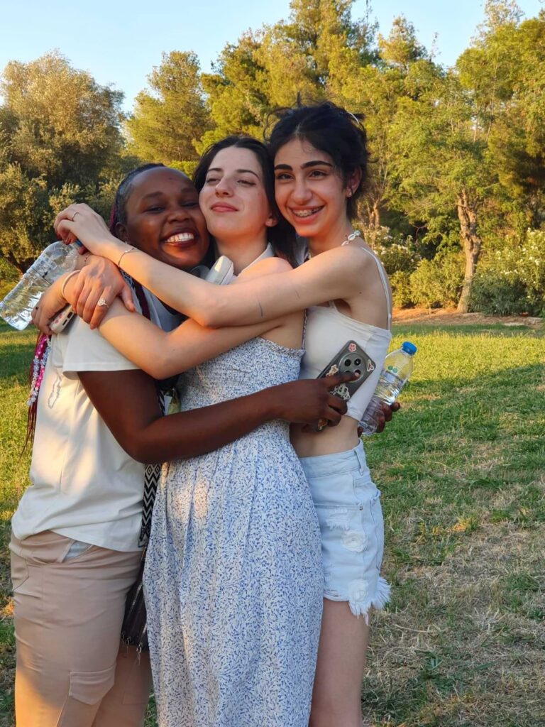 Τρεις έφηβες διαφορετικών φυλών σε πρόγραμμα κοινωνικής δράσης στην Ελλάδα