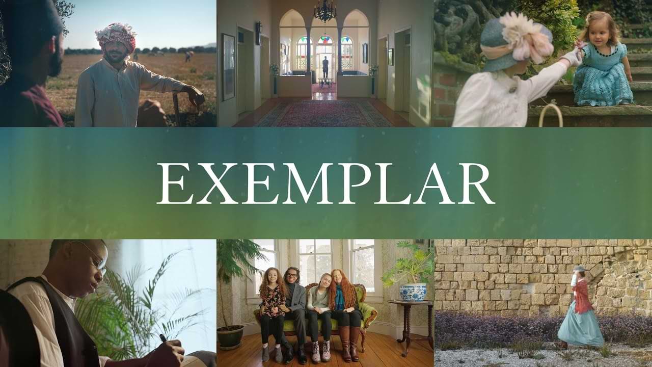 Σύνθεση έξι εικόνων σε πλέγμα με πράσινο πλαίσιο στο κέντρο που φέρει την αγγλική λέξη "EXEMPLAR". Οι εικόνες περιλαμβάνουν αγρότες σε χωράφι, το εσωτερικό ενός παραδοσιακού κτιρίου, μια γυναίκα με καπέλο να αλληλεπιδρά με ένα μικρό παιδί, έναν άνδρα που γράφει σε γραφείο, μια οικογένεια καθισμένη σε καναπέ και μια γυναίκα να περπατά μπροστά από πέτρινο τοίχο